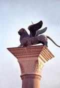 “飞狮”雕像